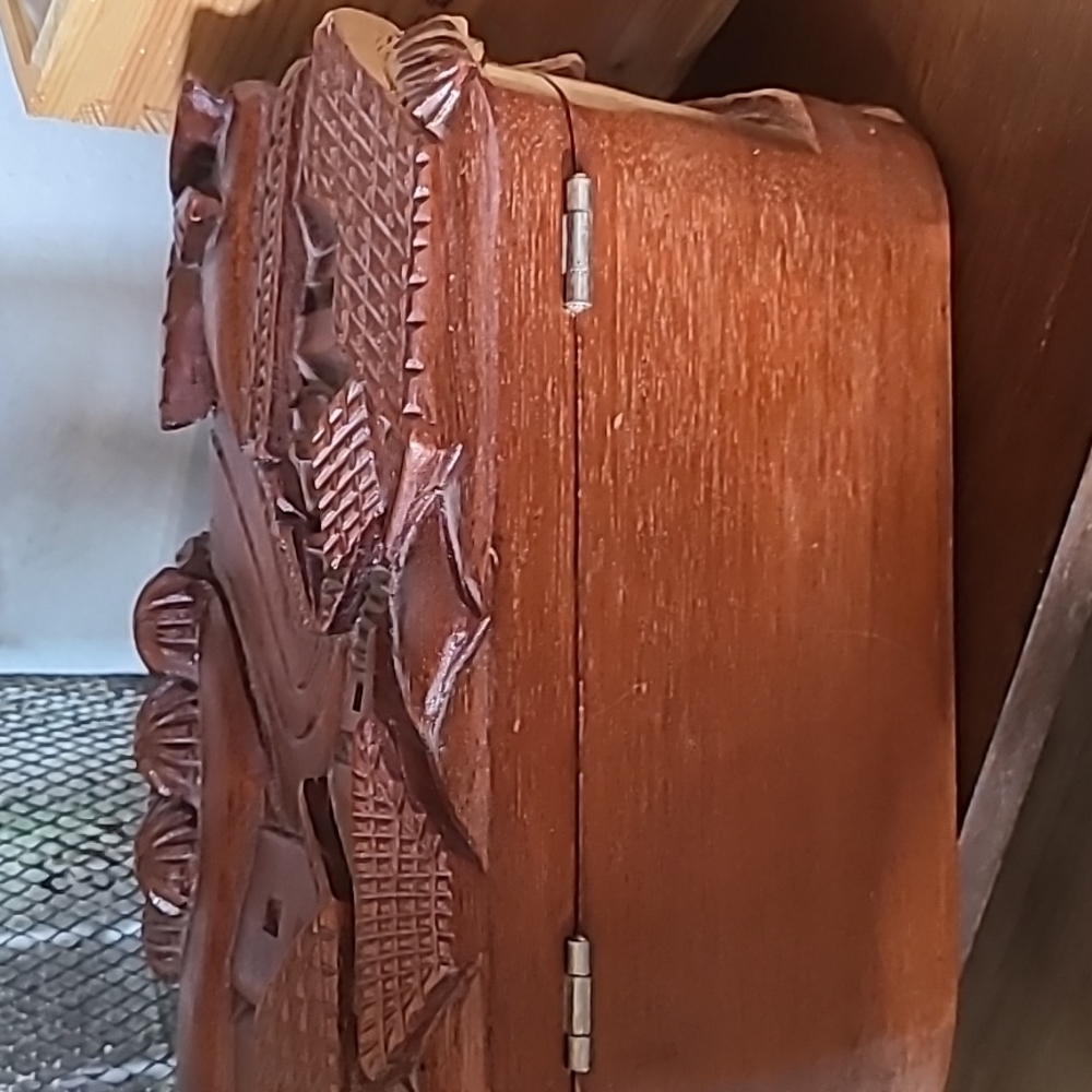 Honduras Mahogany Carved Box - Picture 3 of 7